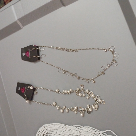 Lot of 4 silver pearl necklaces and earrings sets - Picture 3 of 3